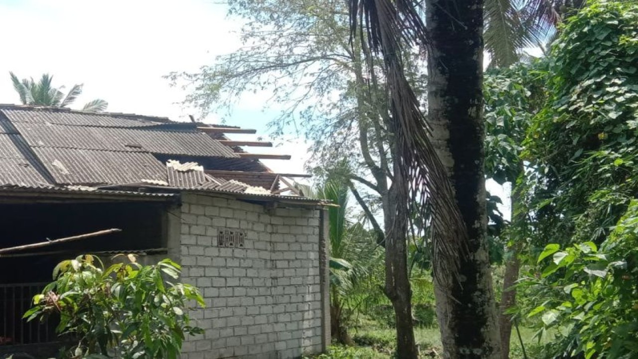Atap rumah warga di Desa Kelebuh, Kecamatan Praya Timur, Kabupaten Lombok Tengah, Nusa Tenggara Barat rusak akibat bencana alam (ANTARA/Humas BPBD Lombok Tengah)