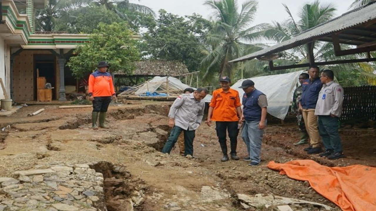 Kalaks BPBD Jatim Gatot Soebroto dan rombongan saat meninjau dampak tanah gerak di Dusun Sumber, Desa Tumpuk, Kecamatan Sawoo, Ponorogo, Selasa (1/3/2023) (ANTARA/HO - BPBD Jatim)