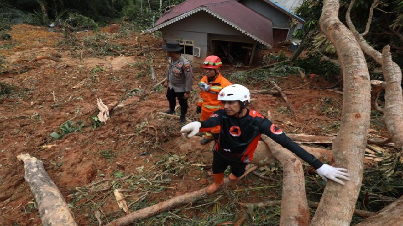 Anggota Polri, Basarnas dan BPBD Kabupaten Natuna melakukan asesmen lanjutan di lokasi tanah longsor di Kampung Genteng, Desa Pangkalan, Kecamatan Serasan, Kabupaten Natuna, Kepulauan Riau, Rabu (8/3/2023). (ANTARA/HO-BNPB)