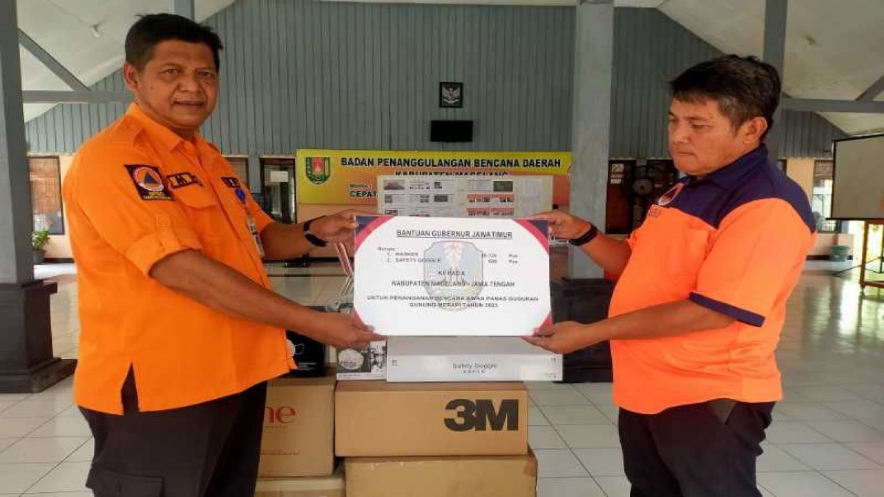BPBD Provinsi Jatim menyerahkan bantu masker kepada warga terdampak abu Merapi di Kabupaten Magelang. (ANTARA/HO-Bagian Prokompim Kabupaten Magelang)
