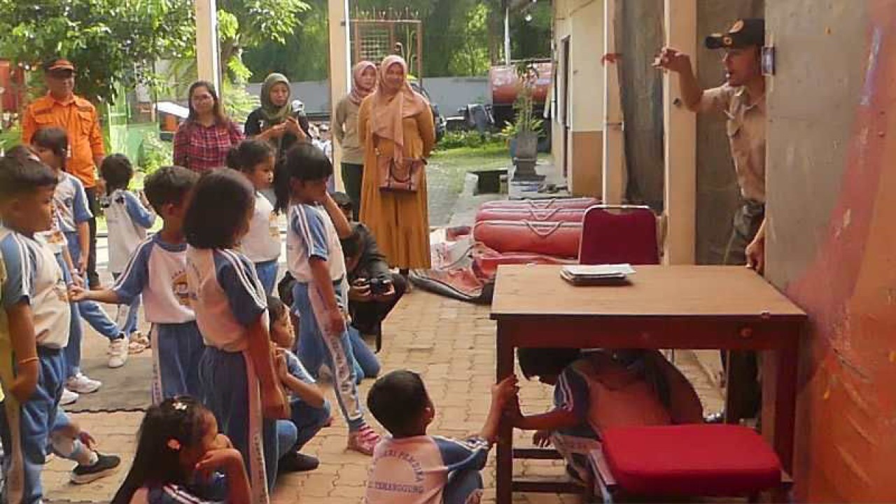 Anak-anak TK belajar mitigasi bencana di BPBD Kabupaten Temanggung. ANTARA/Heru Suyitno