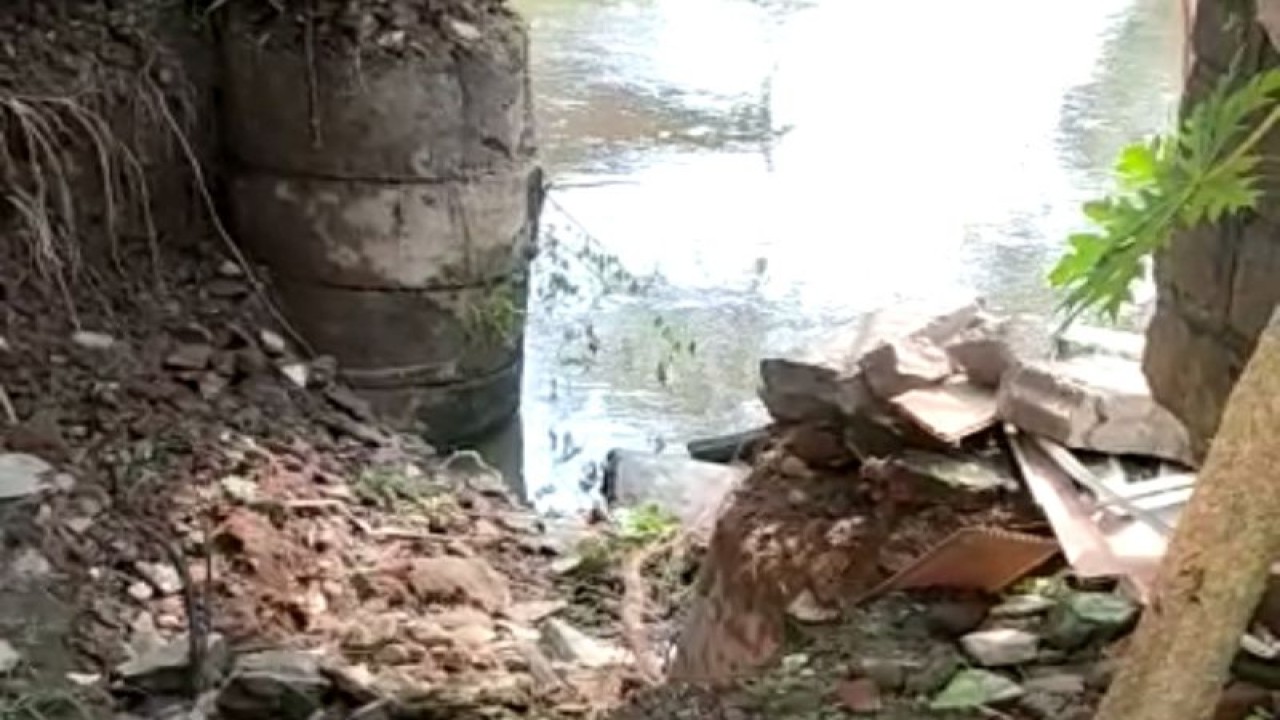 Tanggul sungai di samping perumahan wilayah Kelurahan Wirokerten, Kecamatan Banguntapan, Kabupaten Bantul, Daerah Istimewa Yogyakarta, yang jebol karena aliran sungai (Dokumentasi relawan)