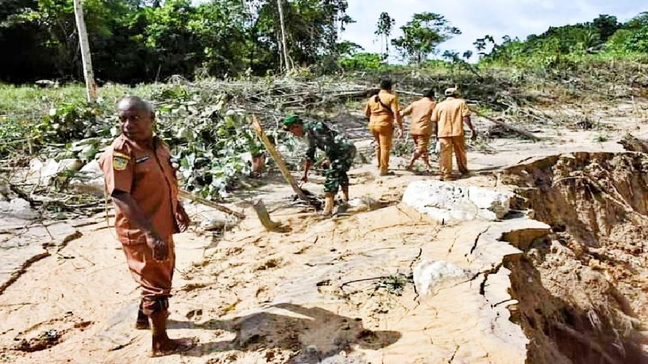 Sinergitas penanganan bencana banjir luapan sungai Armnu distrik Andey dilakukan TNI-Pemkab Biak Numfor untuk warga kampung Armnu pada Februari 2023. ANTARA/HO-Humas Propimda Biak