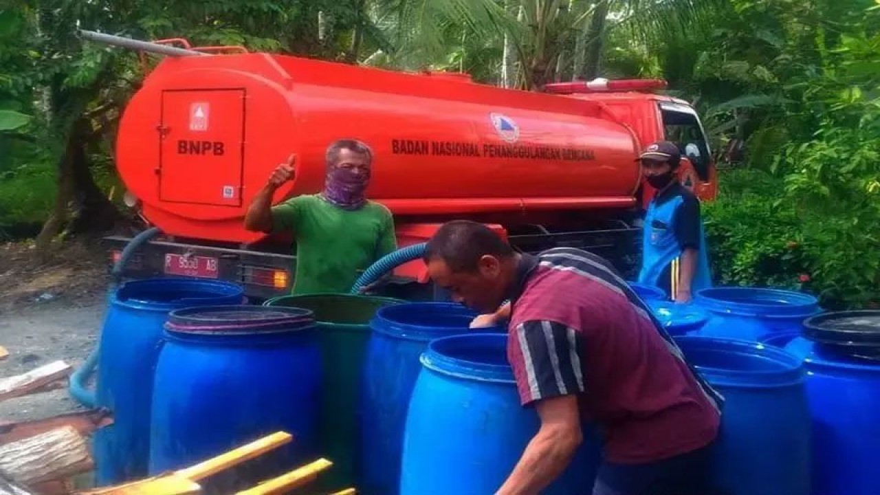 Arsip Foto - Petugas BPBD menyalurkan bantuan air bersih untuk warga di Desa Cimrutu, Kecamatan Patimuan, Kabupaten Cilacap, Provinsi Jawa Tengah. (ANTARA/HO-BPBD Cilacap)