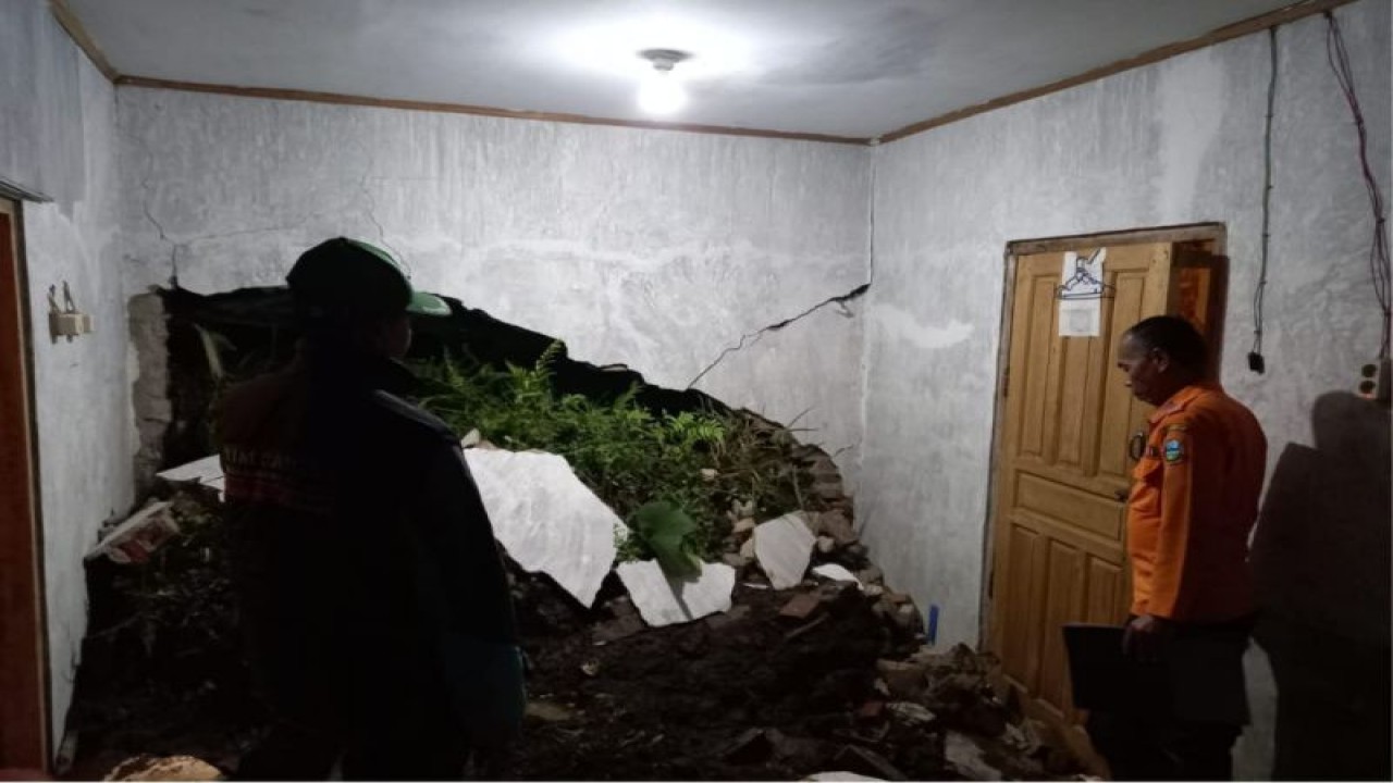 Petugas mengecek kondisi rumah warga yang rusak akibat diterjang banjir di Kabupaten Garut, Jawa Barat, Rabu (29/3/2023) malam. (ANTARA/HO-BPBD Garut)