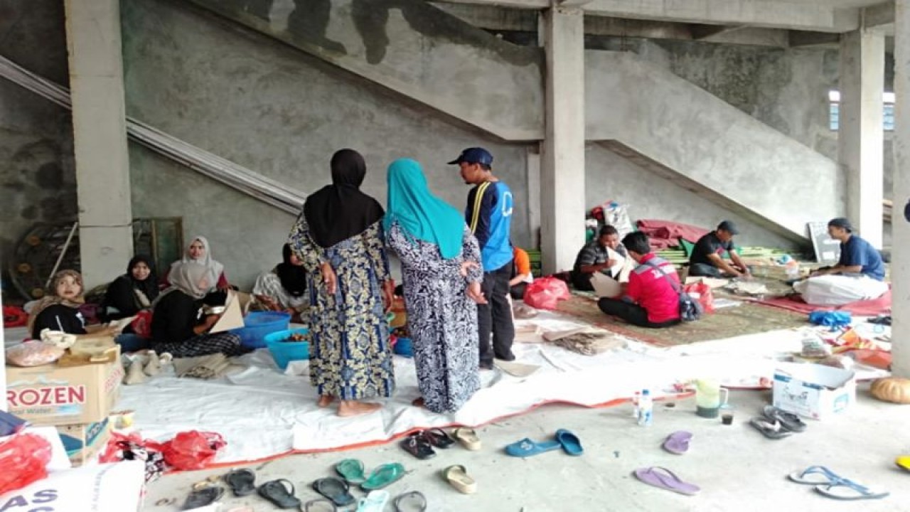 Warga Desa Payaman, Kecamatan Mejobo, Kabupaten Kudus, Jawa Tengah, mulai mengungsi di balai desa setempat karena rumahnya tergenang banjir. ANTARA/HO-BPBD Kudus