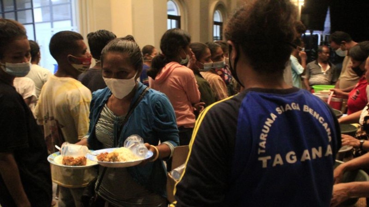 Ilustrasi: Petugas Taruna Siaga Bencana (TAGANA) Lembata membagikan makanan kepada para pengungsi korban erupsi gunung berapi Ili Lewotolok di lokasi pengungsian halaman Kantor Perpustakaan Daerah Kota Lewoleba, Kabupaten Lembata, NTT, Senin (1/12/2020). .ANTARA FOTO/Kornelis Kaha. ANTARA FOTO/Kornelis Kaha/hp (Antara Foto/Kornelis Kaha)