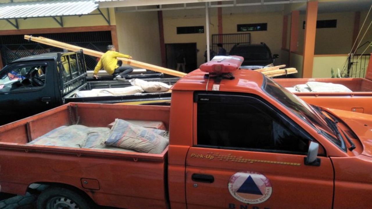 Material bantuan kepada korban angin puting beliung saat dibawa menggunakan mobil di kantor BPBD Lombok Tengah, NTB (ANTARA/Akhyar)