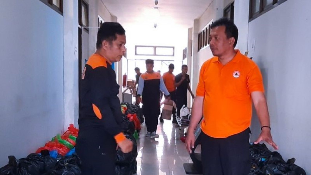 Arsip Foto. Kepala Pelaksana BPBD Kabupaten Natuna Raja Darmika (kanan) memberikan pengarahan kepada staf di Posko Utama Siaga Banjir Natuna. (ANTARA/Cherman)