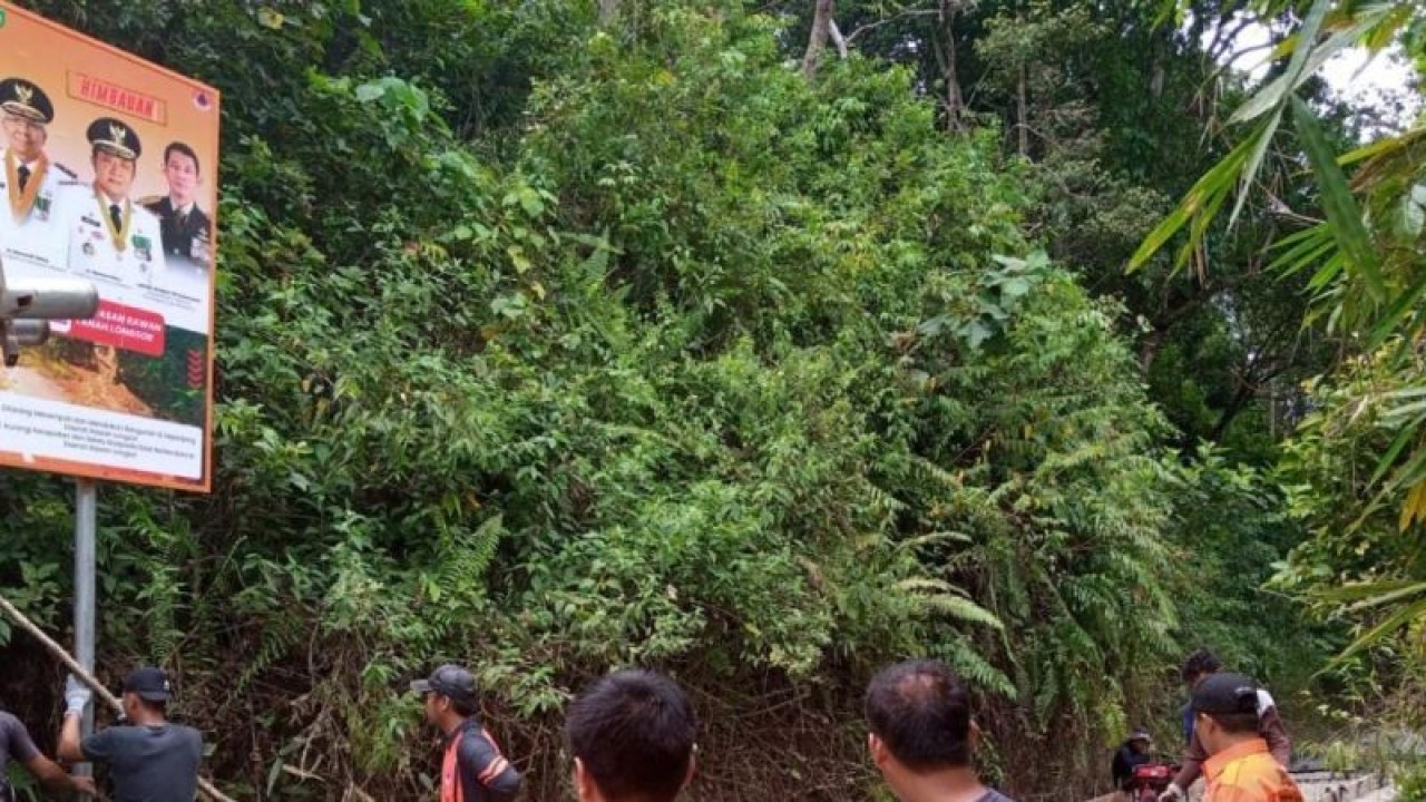 Personel BPBD OKU memasang rambu peringatan dini waspada menghadapi potensi bencana alam di Kecamatan Muara Jaya, Senin. (ANTARA/Edo Purmana/23)