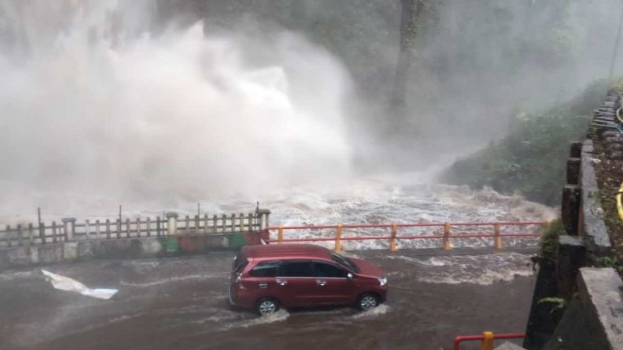 Cuaca buruk mengakibatkan debit air terjun Lembah Anai meningkat hingga meluap ke jalan. Akibatnya jalan lintas Sumatera terputus. (ANTARA/Pemkab Tanah Datar)