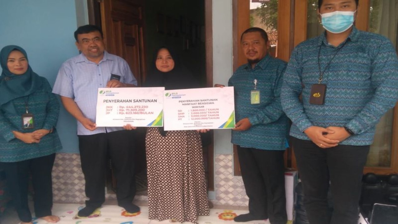 BPJAMSOSTEK Rembang melakukan penyerahan santunan kepada ahli waris Hubertus Eko Supraptono, warga Tayuwetan, Kecamatan Tayu, Kabupaten Pati.  (ANTARA/HO-BPJAMSOSTEK.)