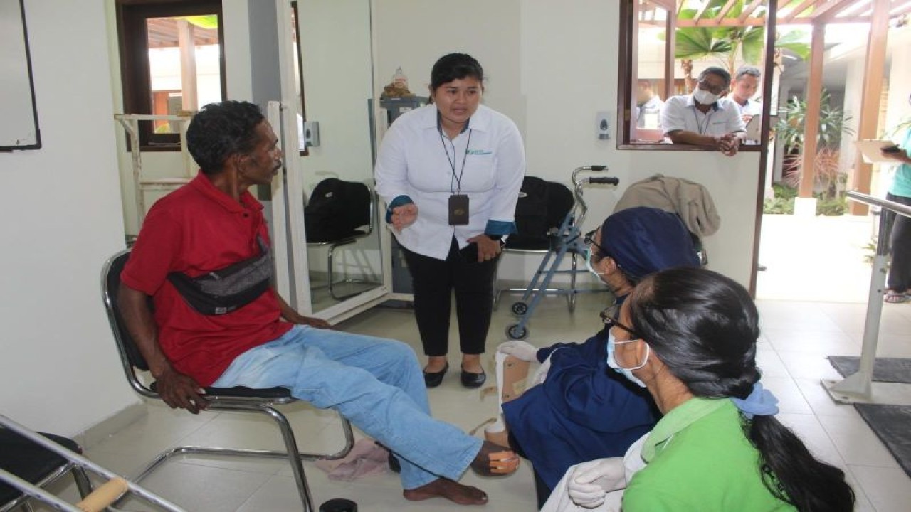 Hariman Agustian Dokainubun yang merupakan tenaga petugas Dinas Kebersihan Mimika Papua saat menerima bantuan kaki palsu dari BPJAMSOSTEK Banuspa. ANTARA/HO-BPJAMSOSTEK Banuspa.