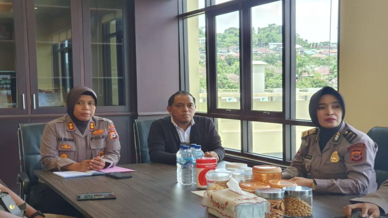 Pertemuan pihak BPJAMSOSTEK Cabang Maluku dan Direktorat Binmas Polda Maluku terkait penanganan kepatuhan kepesertaan program jaminan sosial ketenagakerjaan. ANTARA/Penina F Mayaut.