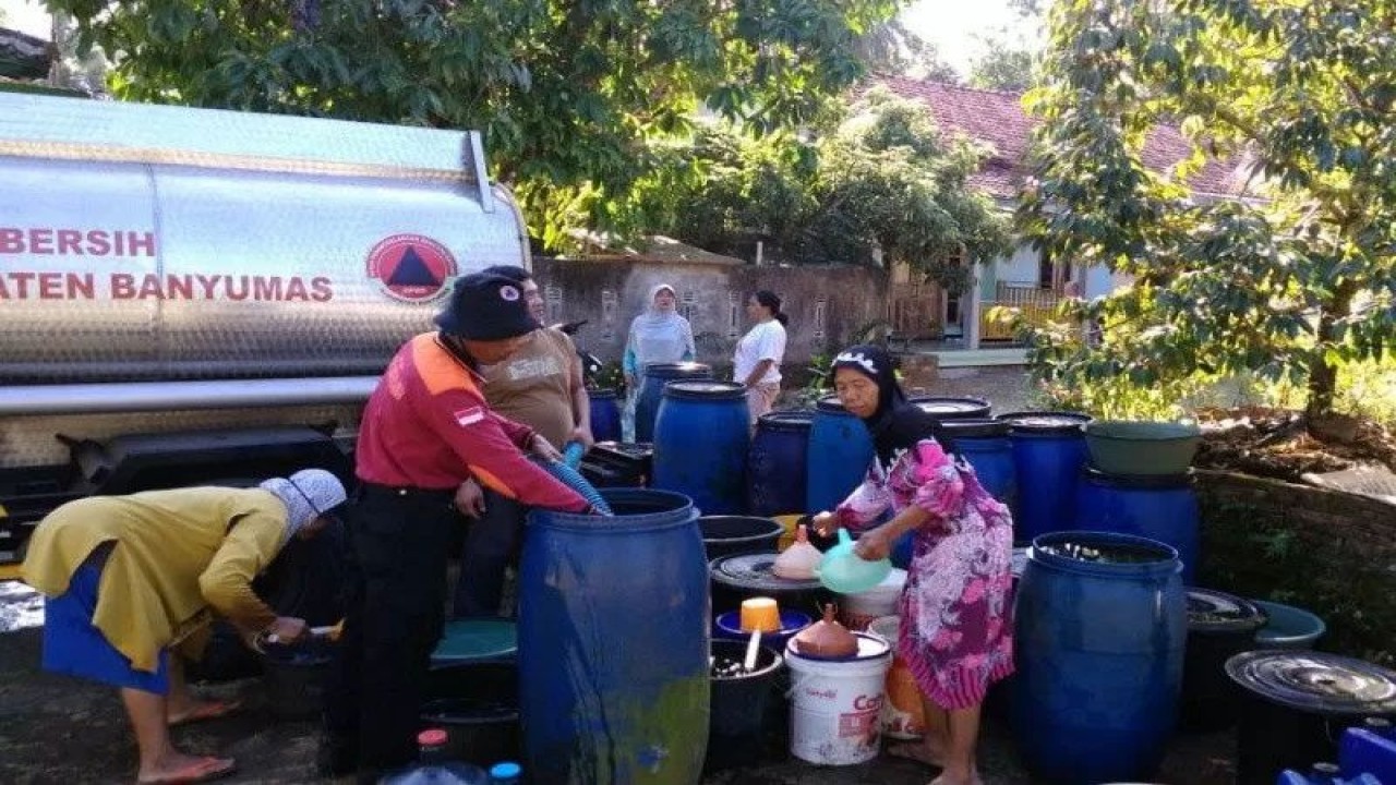 Arsip foto - Penyerahan kartu peserta BPJS Ketenagakerjaan secara simbolis pada acara Sosialisasi Kepesertaan BPJAMSOSTEK Bagi Perangkat RT/RW dan BPD yang digelar BPJS Ketenagakerjaan Cabang Purwokerto di Balai Desa Mandirancan, Kecamatan Kebasen, Kabupaten Banyumas, Selasa (21/3/2023). ANTARA/HO-BPJAMSOSTEK Purwokerto