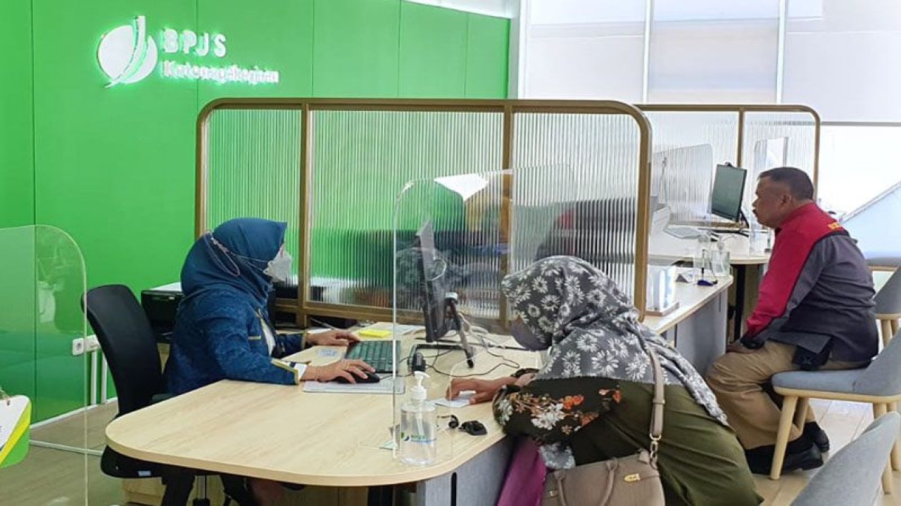 Arsip foto - Petugas BPJAMSOSTEK melayani peserta di Kantor BPJS Ketenagakerjaan Cabang Purwokerto, Kabupaten Banyumas, ANTARA/HO-BPJAMSOSTEK Purwokerto
