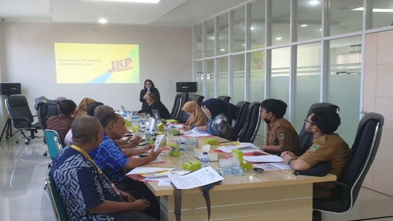 BPJAMSOSTEK Cabang Purwokerto menyosialisasikan program JKP kepada Fungsional Mediator Hubungan Industrial dan Fungsional Pengantar Kerja pada Dinas Tenaga Kerja dari Kabupaten Banyumas, Purbalingga, dan Banjarnegara. ANTARA/HO-BPJAMSOSTEK Purwokerto