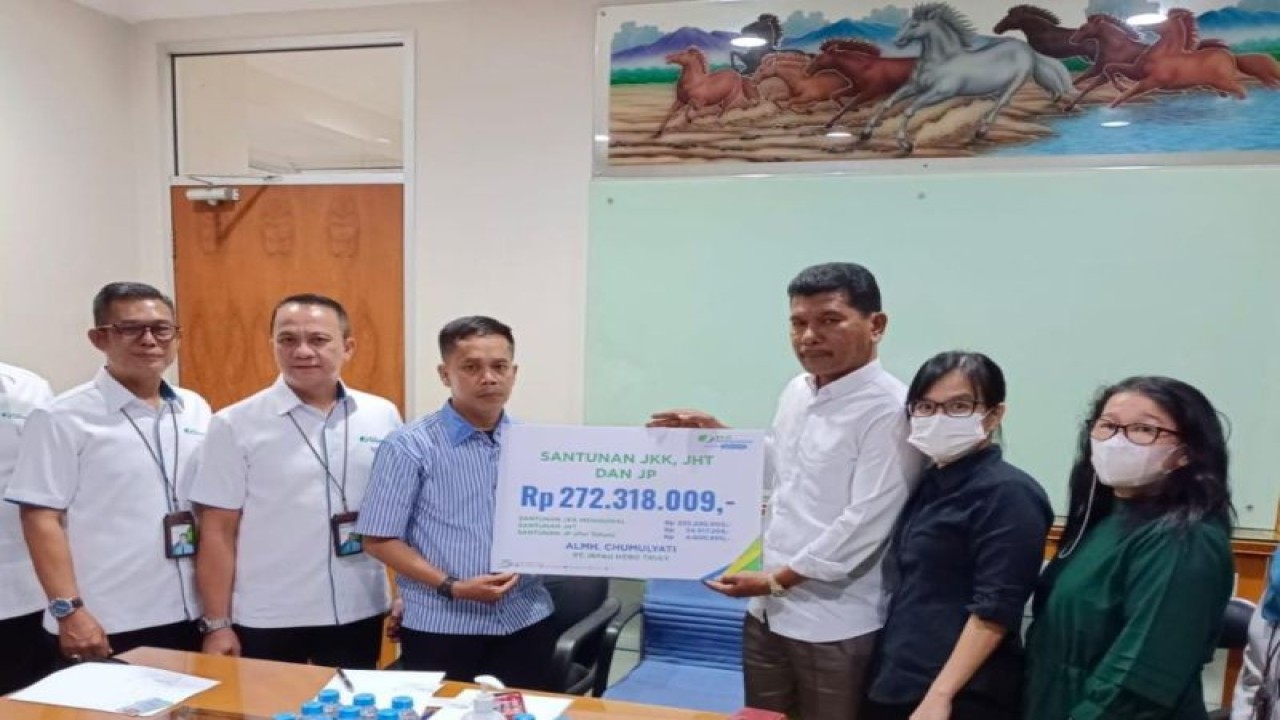 Pejabat BPJAMSOSTEK menyerahkan santunan kepada ahli waris seorang pekerja yang meninggal akibat kebakaran pada 3 Maret 2023 di Depo Pertamina di Plumpang, Jakarta Utara. (ANTARA/HO BPJAMSOSTEK)