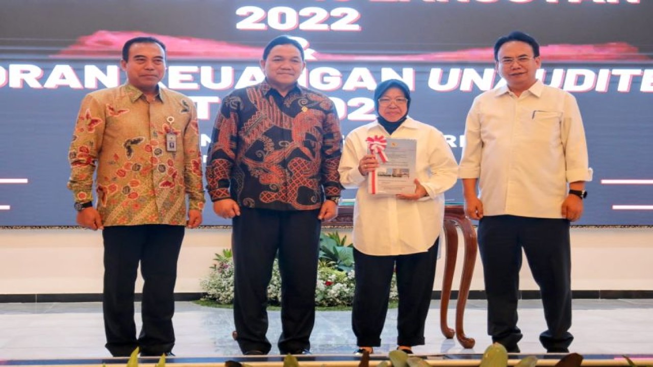 Penyerahan Laporan Hasil Pemeriksaan (LHP) Kepatuhan Atas Pengelolaan dan Pertanggungjawaban Belanja Bantuan Sosial Penanganan COVID-19 Lanjutan Tahun 2022 Kementerian Sosial dan Instansi Lain Terkait di Provinsi DKI Jakarta, Jawa Tengah, Jawa Timur dan Sumatera Utara oleh BPK kepada Kementerian Sosial. LHP diserahkan langsung oleh Anggota III BPK Achsanul Qosasi kepada Menteri Sosial RI Tri Rismaharini, di Gedung Aneka Bhakti Kemensos, Jakarta Pusat, Kamis (23/2/2023). (ANTARA/HO-Kemensos)