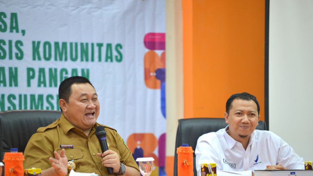 Bupati Boalemo, Hendriwan (kiri) bersama Kepala BPOM Gorontalo Agus Yudi Prayudana pada kegiatan advokasi kelembagaan desa dan lintas sektor program keamanan pangan di Kabupaten Boalemo, Gorontalo. ANTARA/HO-BPOM Gorontalo
