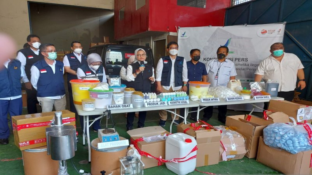 Kepala BPOM RI Penny K Lukito (tengah) saat menyampaikan keterangan kepada wartawan dalam gelar perkara temuan produk kosmetik ilegal di kawasan pergudangan Jakarta Utara, Kamis (16/3/2023). (ANTARA/Andi Firdaus).