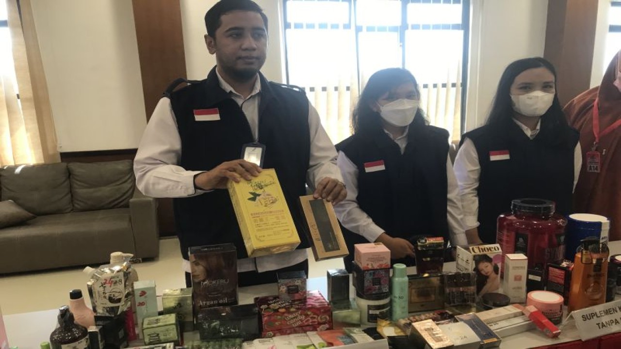 Kepala Balai Pom Batam Lintang Purbajaya saat memperlihatkan tangkapan kosmetik ilegal beberapa waktu lalu (ANTARA/Yude)