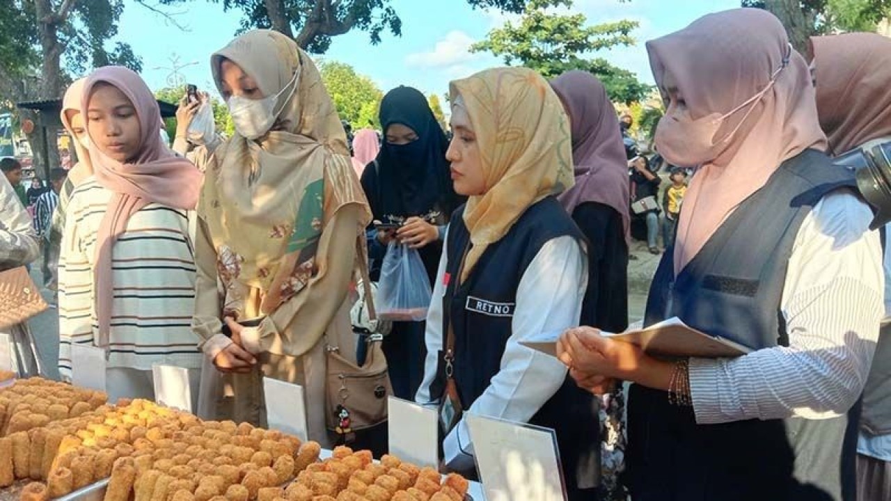 Petugas BPOM mengecek takjil yang diperjualbelikan di Kota Lhokseumawe, Aceh, Kamis (30/3/2023). ANTARA/Dedy Syahputra