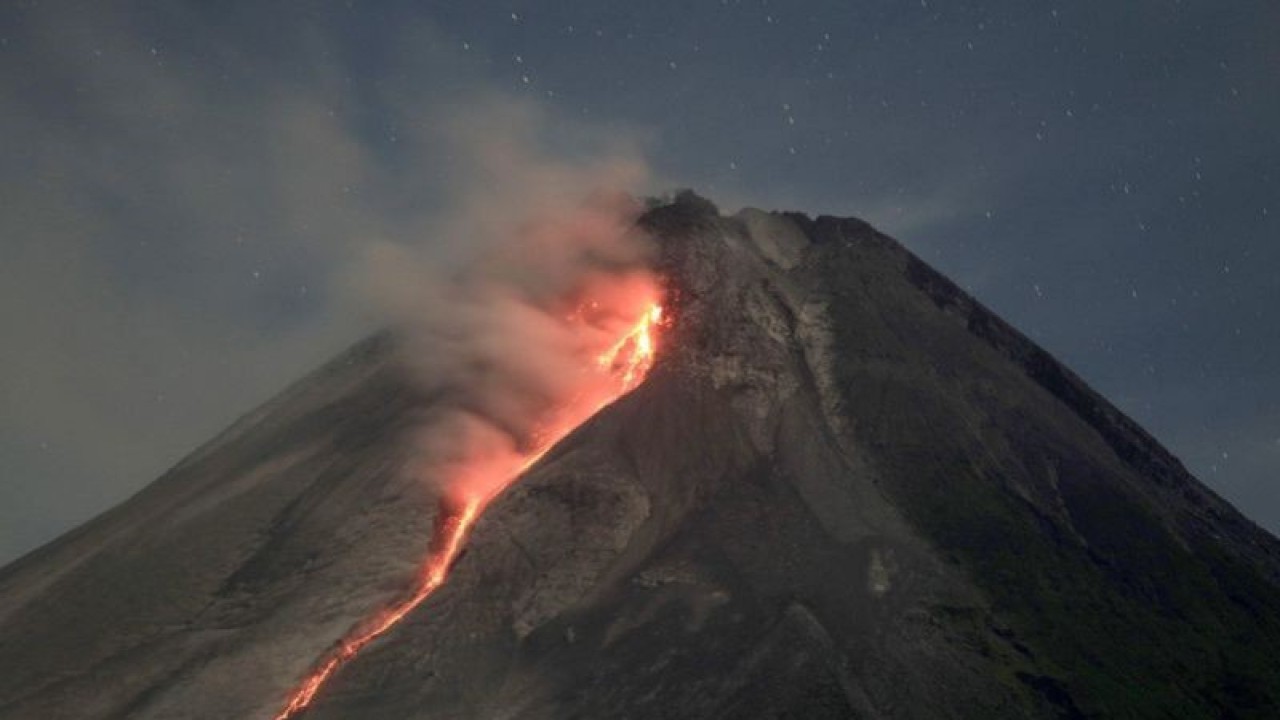 Guguran lava pijar Gunung Merapi terlihat dari Turi, Sleman, DI Yogyakarta, Senin (13/3/2023). Menurut data BPPTKG periode pengamatan 13 Maret 2023 pukul 00.00-06.00 WIB telah terjadi 30 kali guguran lava pijar dengan jarak luncuran maksimal 1.100 meter ke arah barat. (ANTARA FOTO/Hendra Nurdiyansyah/nym)