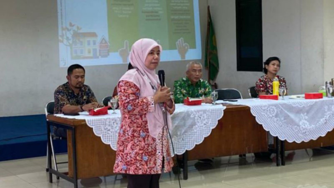 Sub Koordinator Pengembangan Peran Serta Masyarakat Bidang Peran Serta Masyarakat Dinas Lingkungan Hidup DKI Jakarta Susi Andrian dalam sosialisasi BPS RW, Jakarta, Senin (20/3/2023). ANTARA/Luthfia Miranda Putri