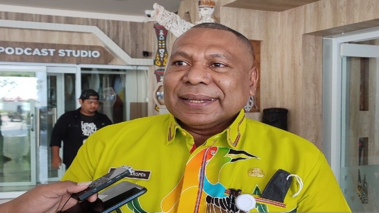 Kepala BPSDM Papua Aryoko Rumaropen. (ANTARA/Evarukdijati)