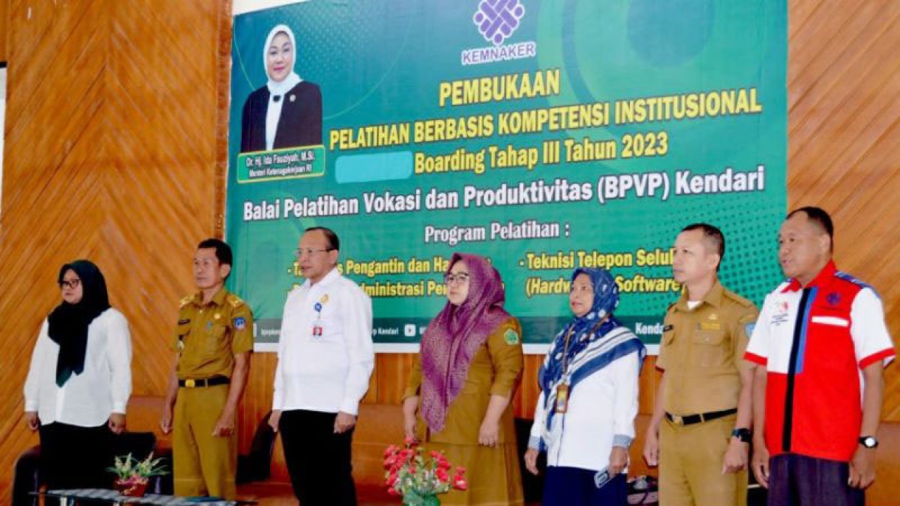 BPVP Kendari saat membuka tiga keterampilan kerja pada 48 siswa pelatihan, di Kendari, Rabu (8/3/2023). ANTARA/Harianto