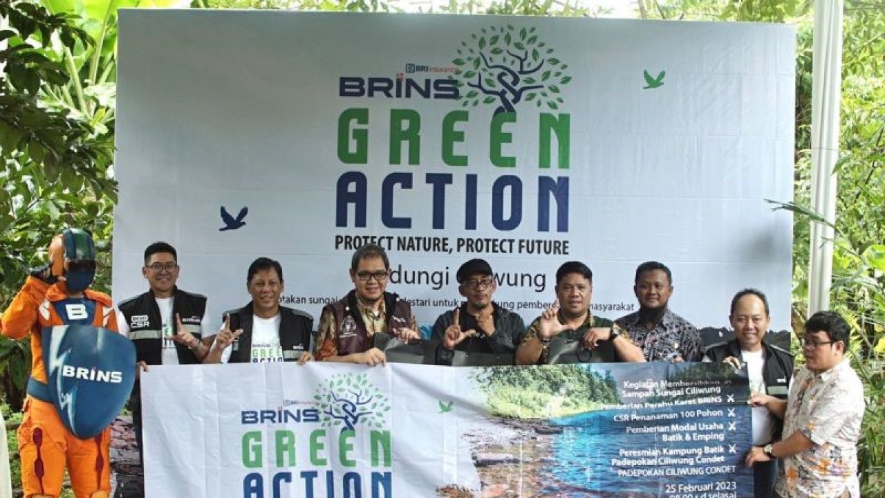 BRI Insurance melakukan kegiatan CSR di Padepokan Ciliwung Condet, Jakarta, Kamis (2/3/2023). ANTARA/HO-BRI Insurance.