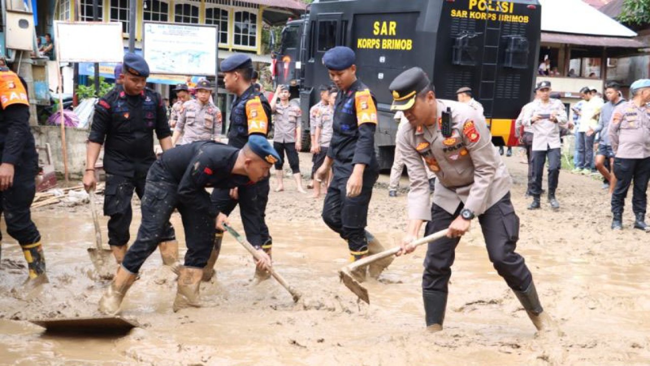Personel Satuan Brimob Polda Sumatera Selatan dan Batalion Pelopor B Lubuk Linggau membersihkan material lumpur sisa banjir bandang yang menimbun sebuah sekolah dasar di Desa Lubuk Sepang, Lahat, Sumatera Selatan, Jumat (10/3/2023). ANTARA/HO-Humas Polda Sumsel
