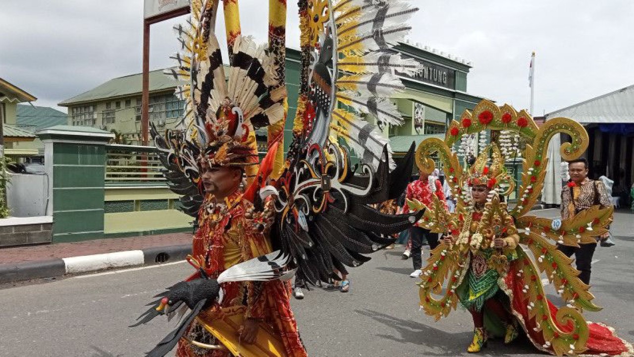 Beragam aksi peserta karnaval Banjarmasin Sasirangan Festival (BSF) ke-7 tahun 2023 di jalan Sudirman atau di nol Kilometer Banjarmasin di depan Siring Sungai Martapura, Sabtu (11/3/2023). (ANTARA/Sukarli)