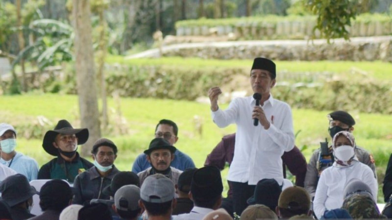 Presiden Joko Widodo (Jokowi) berdialog dengan para petani dan pelaku koperasi di Kopontren Al-Ittifaq, Kecamatan Rancabali, Kabupaten Bandung, Jawa Barat. (ANTARA/Bagus Ahmad Rizaldi)