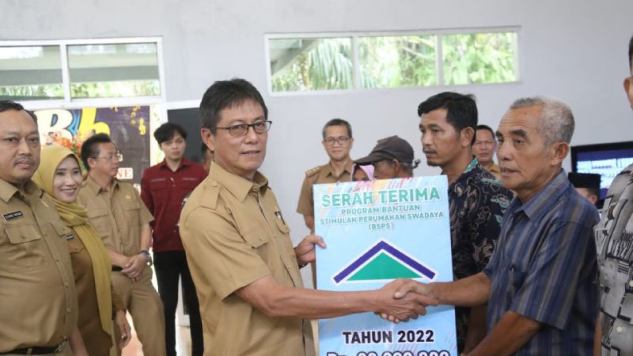 Pemkab OKU melakui Dinas Perkim menyalurkan bantuan program BSPS kepada warga di Kecamatan Lubuk Batang, Rabu. (ANTARA/Edo Purmana/23)