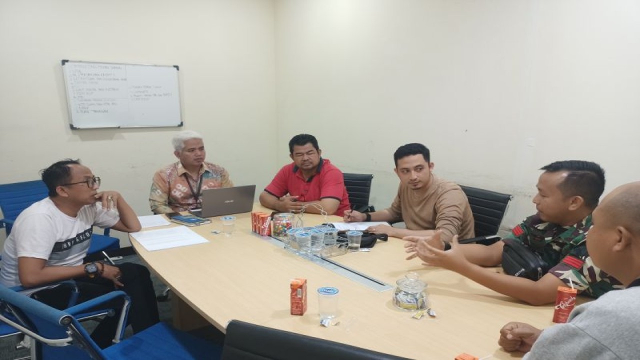 Bank BTN Baturaja memfasilitasi mediasi antara perwakilan warga Perumahan Baturaja Residen dengan pihak pengembang untuk memenuhi hak debitur yang tertunda, Rabu. (ANTARA/Edo Purmana/23)