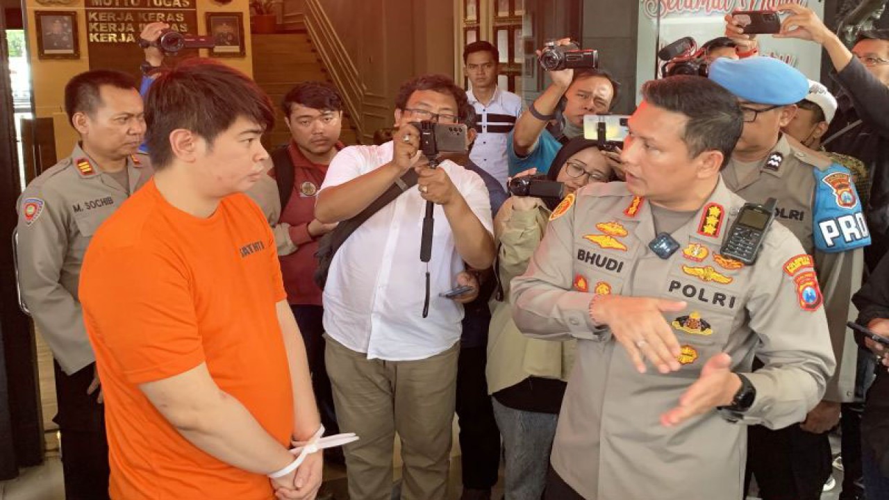 Foto arsip. Kapolresta Malang Kota Kombes Pol Budi Hermanto (kanan) pada saat berbicara dengan tersangka kasus penipuan investasi robot trading ATG, Raymond Enovan, dalam jumpa pers di Mapolresta Malang Kota, Jawa Timur, Kamis (16/3/2023). ANTARA/Vicki Febrianto.