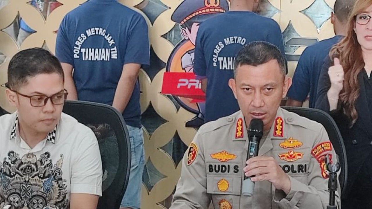 Kapolres Metro Jakarta Timur Kombes Pol Budi Sartono saat memberikan keterangan pers di Mapolrestro Jaktim, Jatinegara, Jumat (24/3/2023). ANTARA/Syaiful Hakim