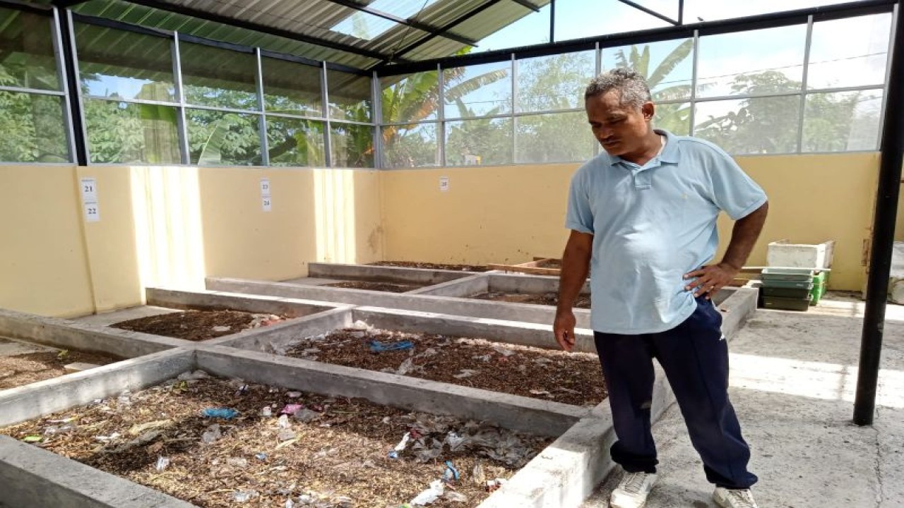 Salah satu pengolahan sampah dengan budi daya maggot di Mataram Maggot Center (MMC) Kebon Talo, Kota Mataram, Provinsi Nusa Tenggara Barat. (FOTO ANTARA/Nirkomala)