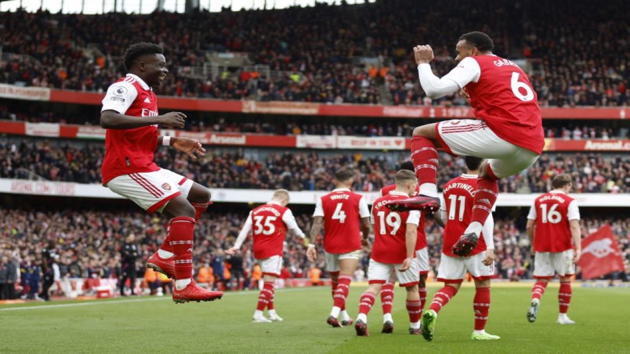 Bukayo Saka (kiri) merayakan golnya dengan Gabriel (kanan) dalam pertandingan Liga Premier Inggris lawan Crystal Palace di Emirates Stadium pada 19 Maret 2023. ANTARA/Reuters/PETER CZIBORRA