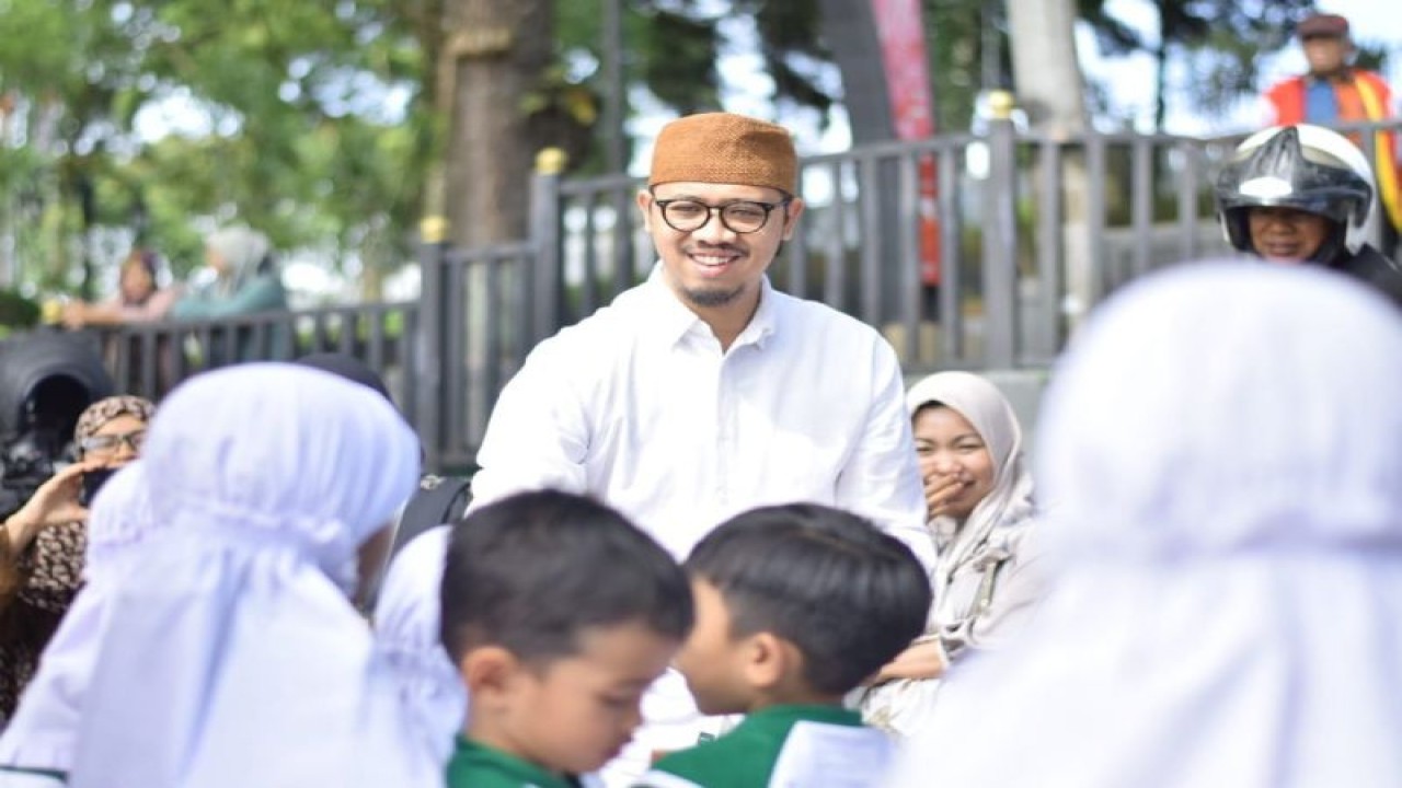 Wali Kota Bukittinggi Erman Safar bersama anak-anak warga Kota Bukittinggi. Daerah ini berhasil menurunkan angka stunting menjadi kedua terendah di Sumatera Barat.