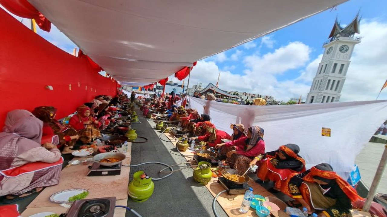 Peserta pelombaan memasak Rendang bertajuk "Festival Gadih Marandang 2023" di Jam Gadang Bukittinggi, Sumatera Barat .