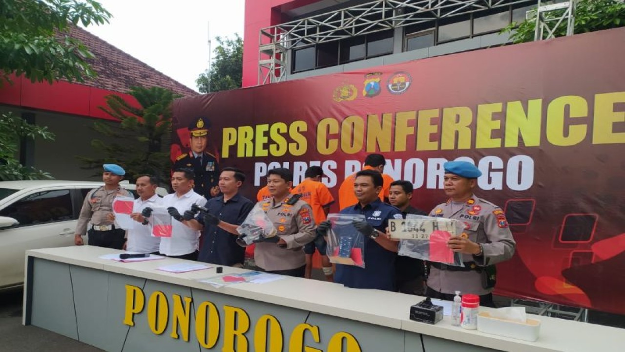 Para tersangka dan barang bukti saat di hadirkan di Mapolres Ponorogo (ANTARA/HO - SDP)