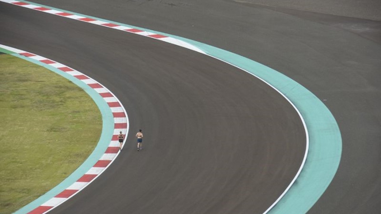 Ilustrasi - Dua kru pembalap WSBK berolahraga lari di lintasan Pertamina Mandalika Circuit di KEK Mandalika, Desa Kuta, Kecamatan Pujut, Praya, Lombok Tengah, NTB, Rabu (1/3/2023). Selain menggelar balapan World Superbike (WSBK) seri kedua, juga akan digelar balapan kelas World Supersport (WSSP) Mandalika Series pada Jumat (3/3/2023) hingga Minggu (5/3/2023). ANTARA FOTO/Ahmad Subaidi/rwa.