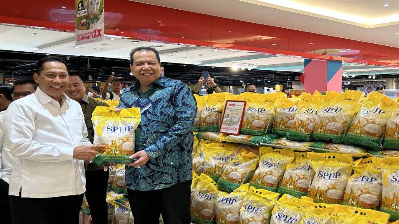Direktur Utama Perum Bulog Budi Waseso (kanan) bersama Chairman CT Corp Chairul Tanjung (kiri) saat Ceremonial Beras SPHP di Transmart Cempaka Putih, Jakarta, Rabu (15/3/2023). ANTARA/Kuntum Riswan