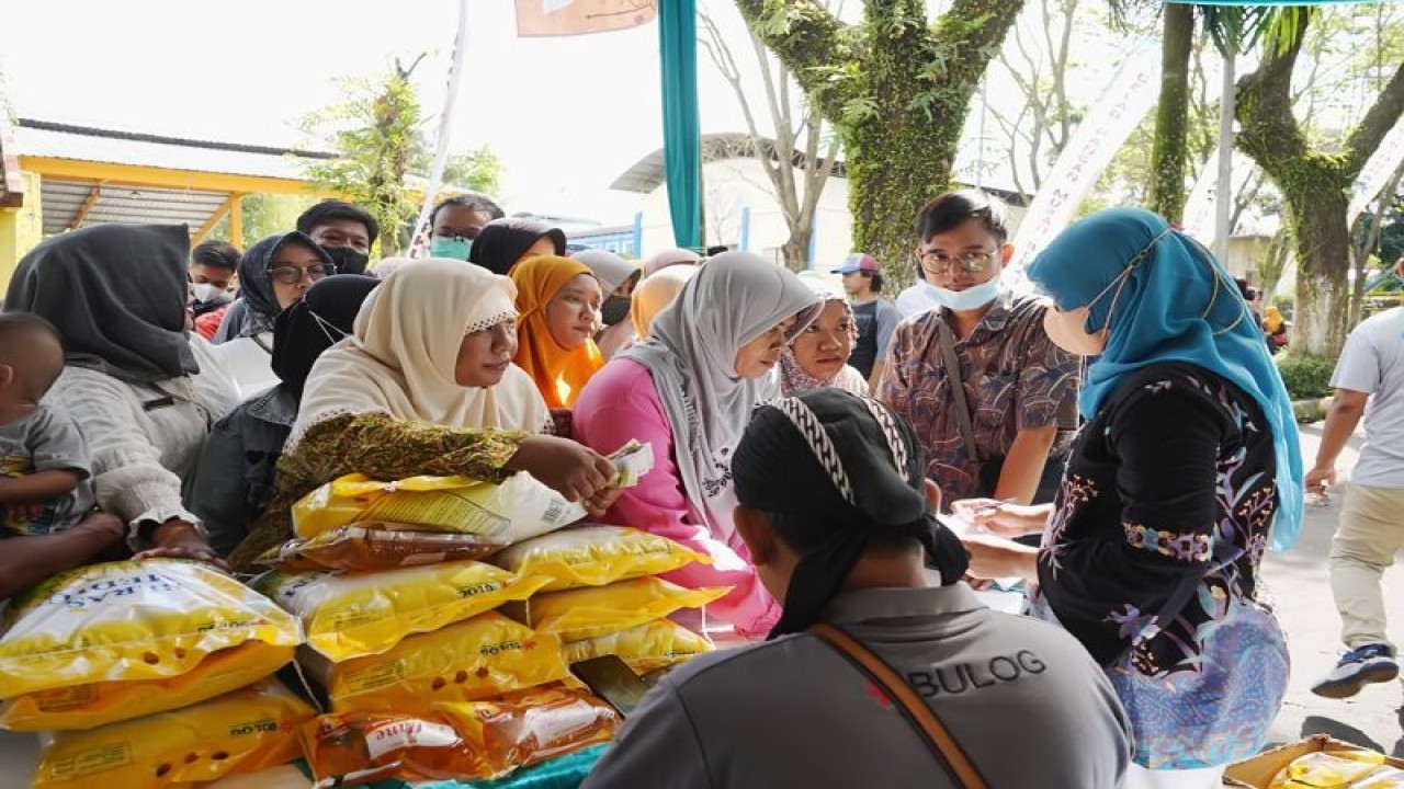 Sejumlah warga menyerbu Pasar Pangan Murah Berkualitas di Kawasan Wonorejo Terpadu Lumajang, Rabu (29/3/2023). (ANTARA/HO-Diskominfo Lumajang)