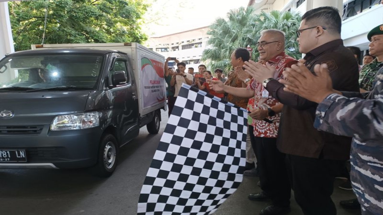 Perum Bulog Divisi Regional Sulawesi Utara mendistribusikan bantuan pangan beras kepada 164.290 keluarga penerima manfaat yang tersebar di kabupaten dan kota. ANTARA/Karel A Polakitan.