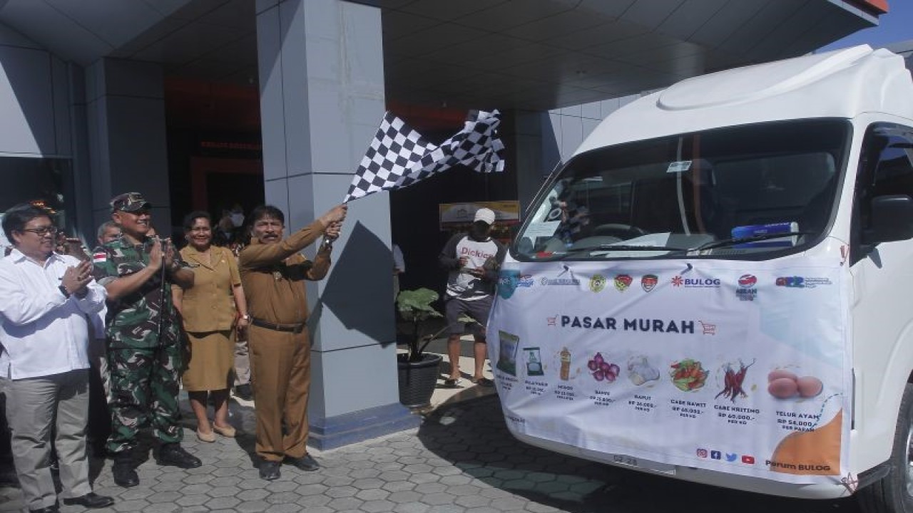 Pejabat Walikota Kupang Penjabat Wali Kota Kupang Provinsi Nusa Tenggara Timur George Melkianus Hadjoh (kanan) dan Pemimpin Wilayah Perum Bulog Nusa Tenggara Timur Eko Yoga Cahyo Utomo (kiri) saat melepas keberangkatan kendaraan yang membawa komoditas saat peluncuran pasar murah. ANTARA FOTO/Kornelis Kaha