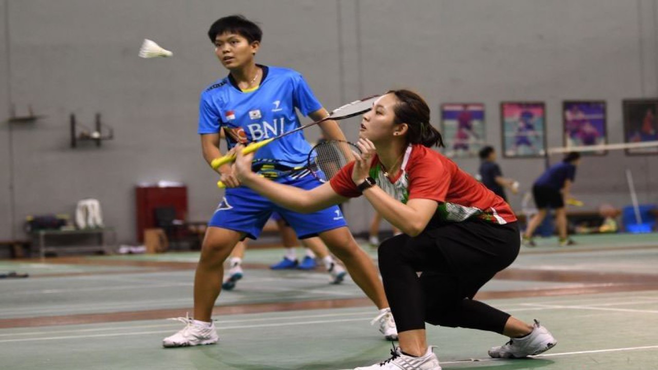 Foto arsip - Pebulu tangkis Ribka Sugiarto (kanan) dan Siti Fadia Silva Ramadhanti (kiri) berlatih dalam Pemusatan Latihan Nasional (Pelatnas) SEA Games di Pelatnas PBSI, Cipayung, Jakarta, Selasa (19/4/2022). (ANTARA FOTO/Aditya Pradana Putra/wsj)